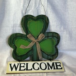 Green Clover Wooden Welcome Sign